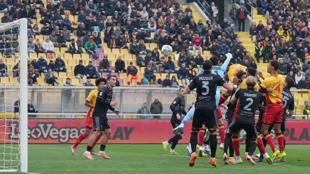 Drama VAR Berhasil Menangkan Lecce atas Cremonese di Via Del Mare