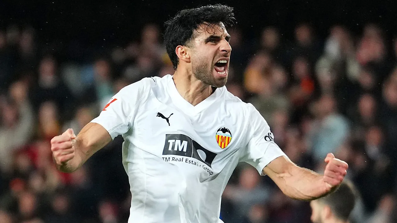 Eray Comert Bahagia Bisa Bantu Valencia Menang Dramatis atas Alaves