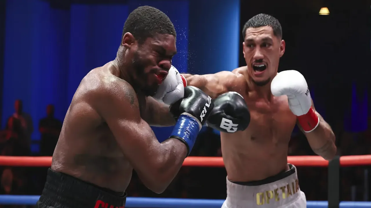 Jai Opetaia (kanan) mendapatkan skor identic 119-106 dari ketiga juri dalam kemenangan atas Brandon Glanton. (Foto: Fight TV)
