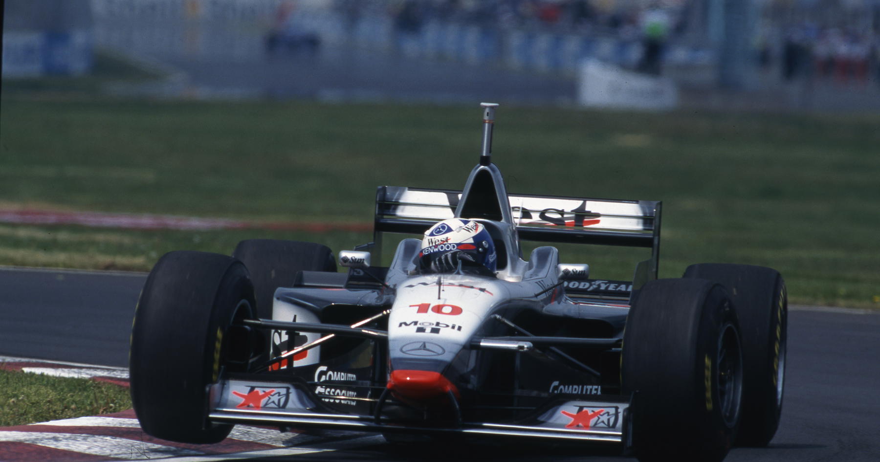 Mercedes Akhiri Puasa Kemenangan 42 Tahun di F1