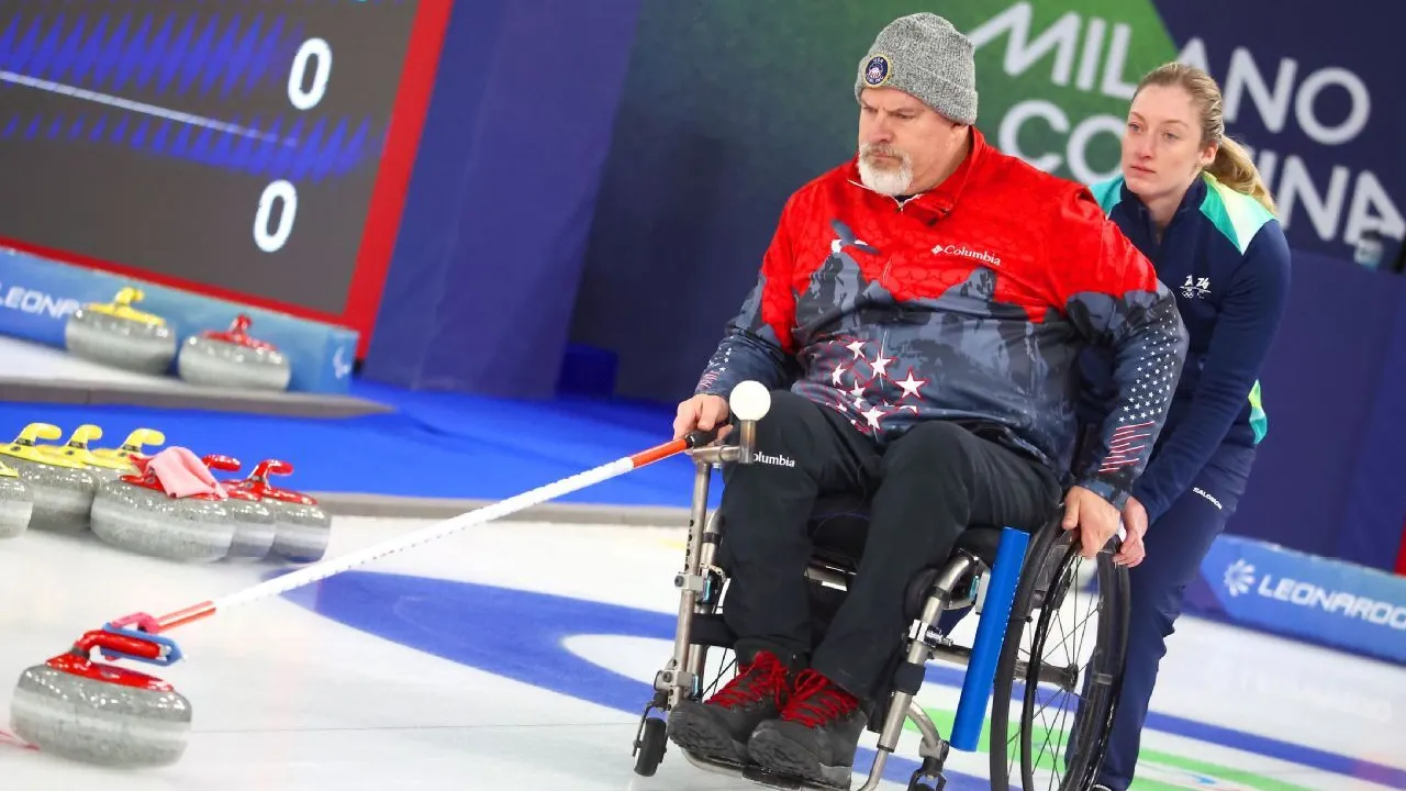 Pada Paralimpiade Milan-Cortina 2026, Steve Emt tampil di nomor ganda campuran bersama Laura Dwyer. (Foto: AP)