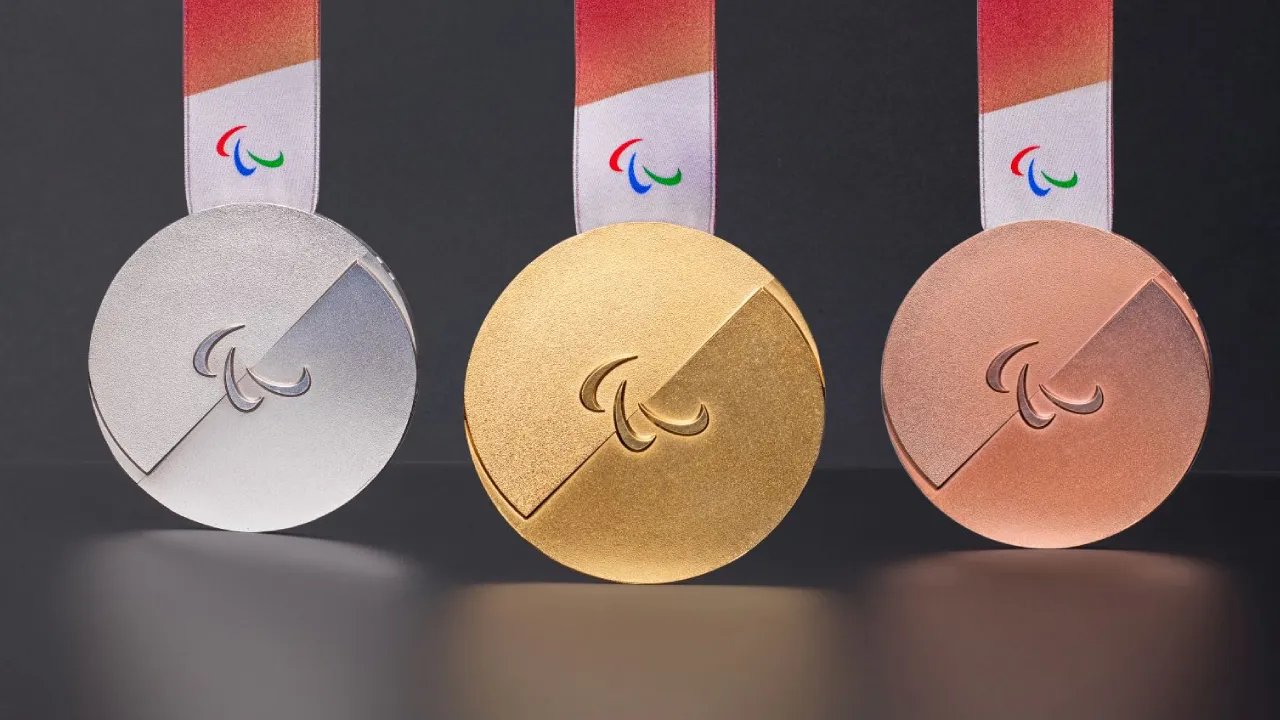 China menambah satu medali perunggu dari cabang ski alpen sehingga total koleksi mereka di Paralimpiade Musim Dingin 2026 meningkat menjadi 17 medali. (Foto: Olympics)