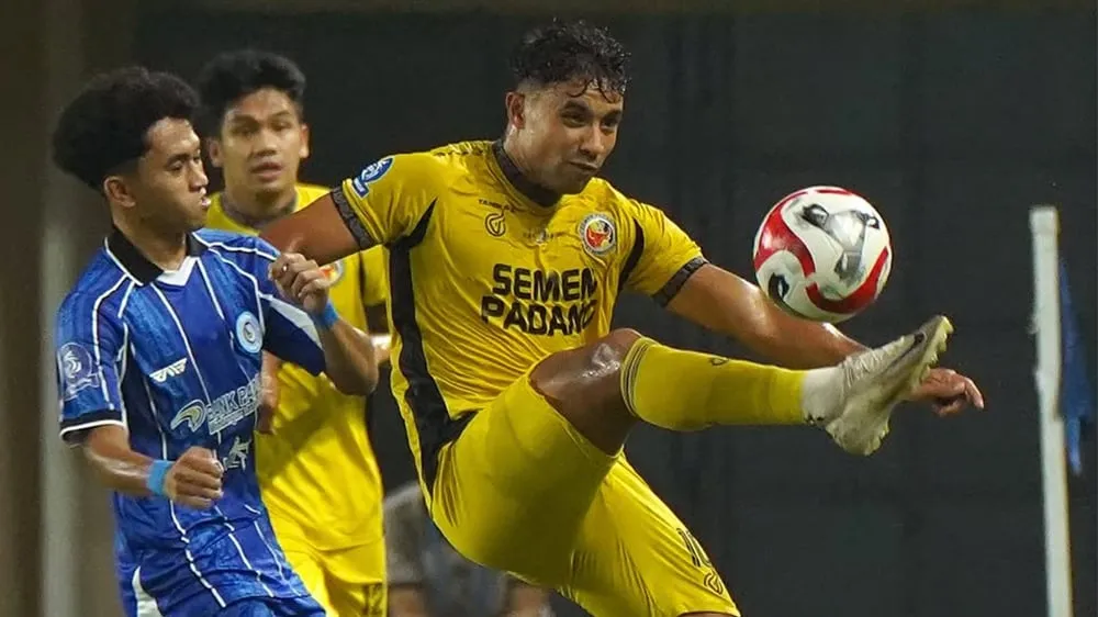 Kedatangan Imran Nahumarury Bangkitkan Semangat Baru di Semen Padang - sumber: (ileagueid)