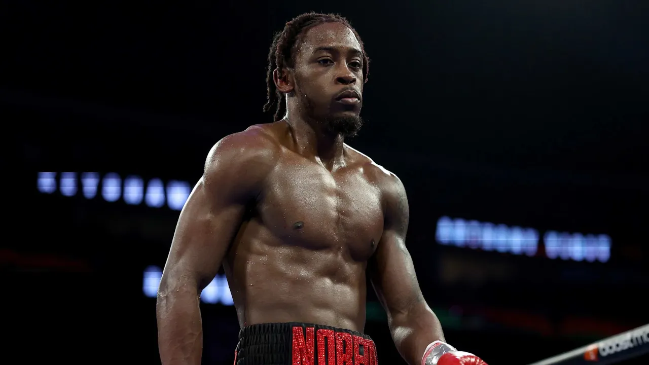 Keyshawn Davis menyarankan Hitchins naik kelas jika memang mengalami kesulitan mempertahankan berat badan di divisi super ringan. (Foto: Fight TV)