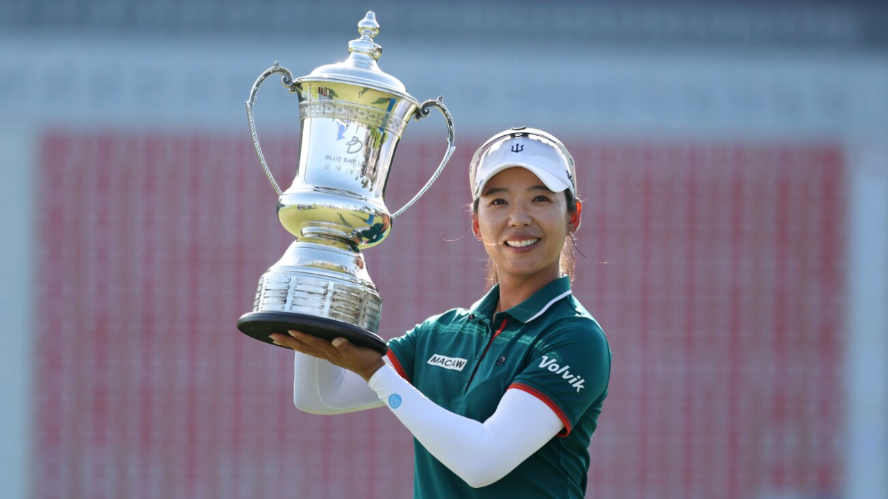 Mi Hyang Lee berpose dengan trofi Blue Bay LPGA. (Foto: Golf Digest)