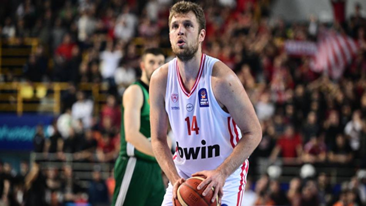 Sasha Vezenkov Kembali Absen Bela Olympiacos Lawan Paris Basketball