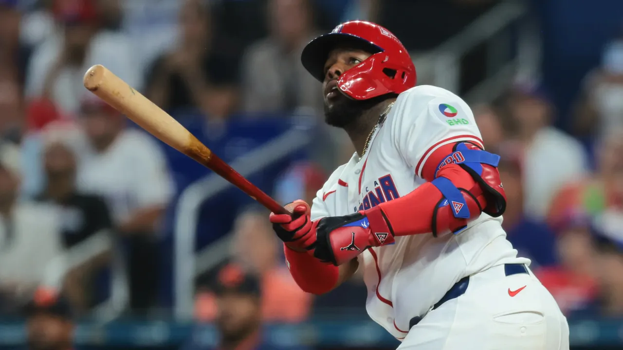 Vladimir Guerrero Jr melakukan home run saat Republik Dominika tampil dominan dengan mengalahkan Belanda 12-1 di fase grup World Baseball Classic. (Foto: AP)