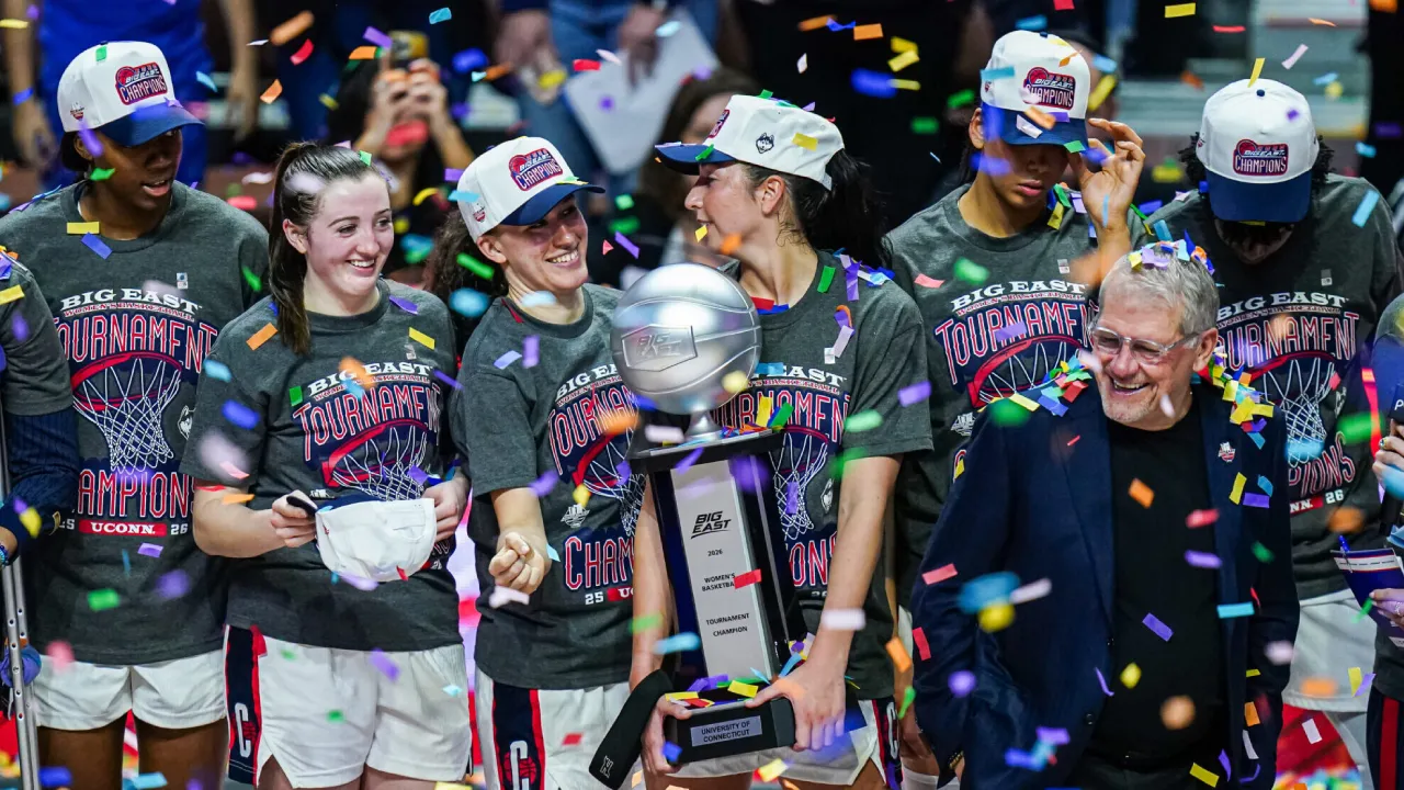 Pelatih Geno Auriemma dan pemain UConn Huskies melakukan selebrasi setelah memenangi turnamen Big East Conference, Senin (9/3) malam. (Foto: AP)