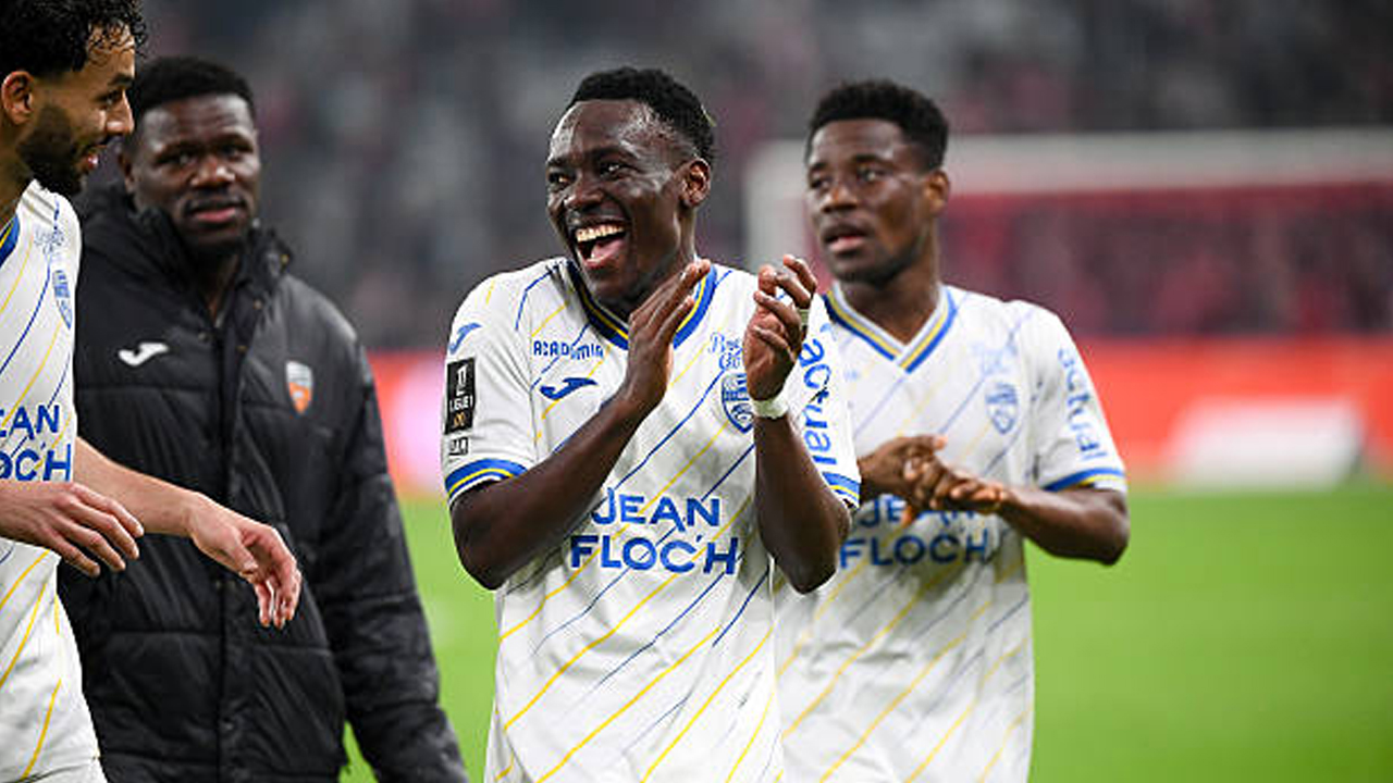 Coba Salip Chelsea, Sunderland Tingkatkan Upaya Datangkan Arthur Avom