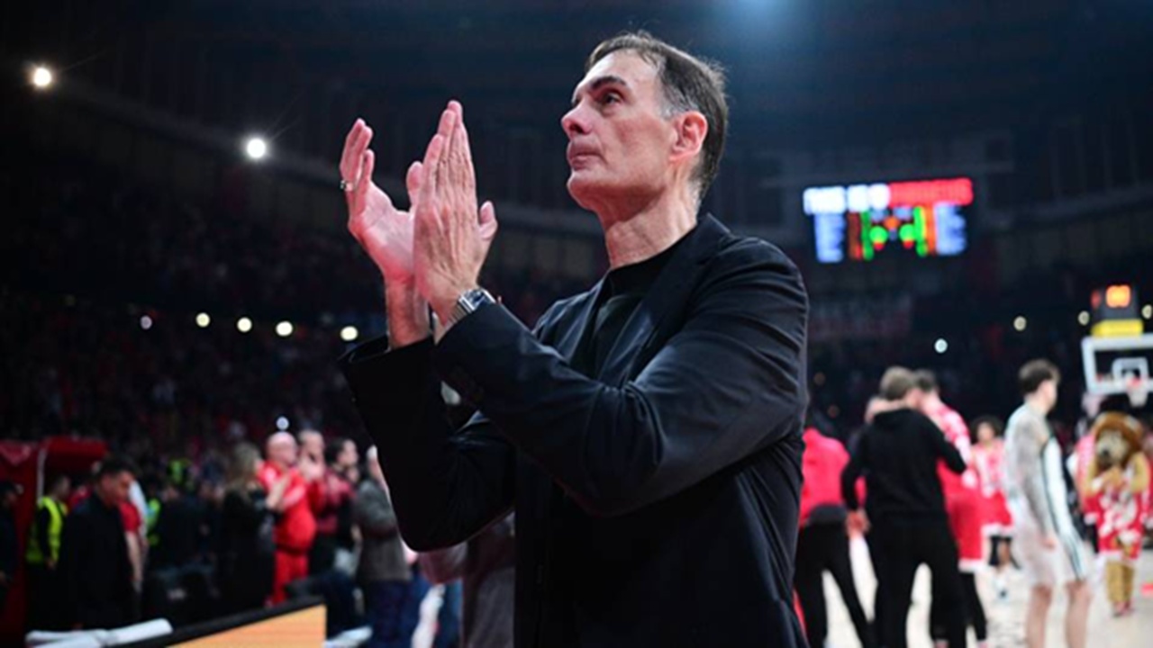 Georgios Bartzokas Senang Beri Kado Ultah Kemenangan ke Olympiacos