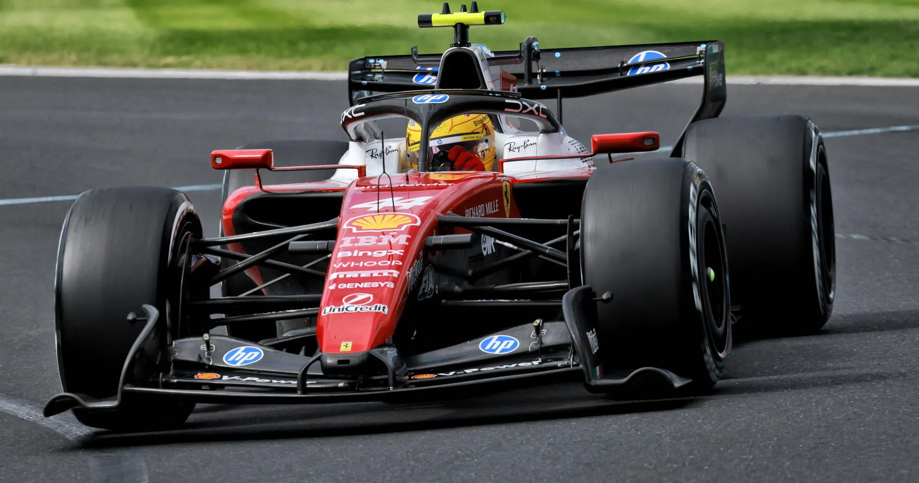 Lewis Hamilton Sampaikan Arahan Penting untuk Ferrari - sumber: (racingnews365)