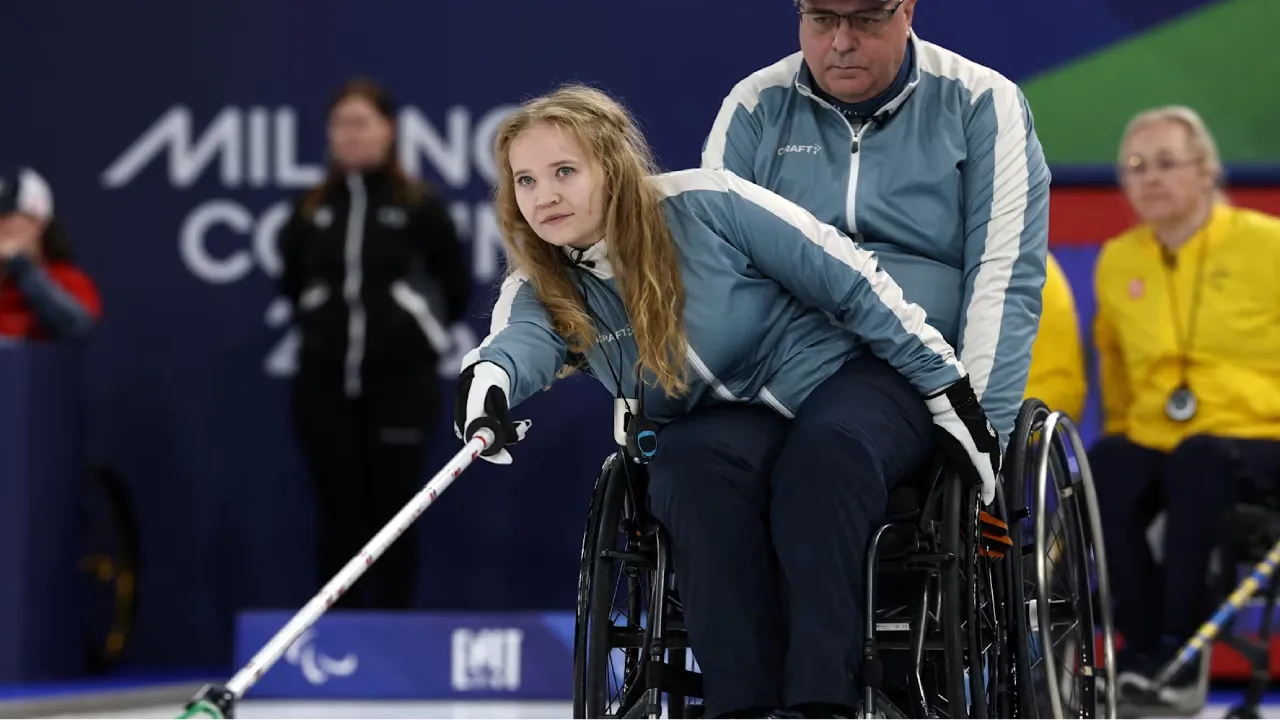 Bagi Mia Larsen Sveberg, tampil di arena olahraga maupun di panggung musik memberikan pengalaman yang serupa, terutama dalam hal berinteraksi dengan penonton. (Foto: AP)