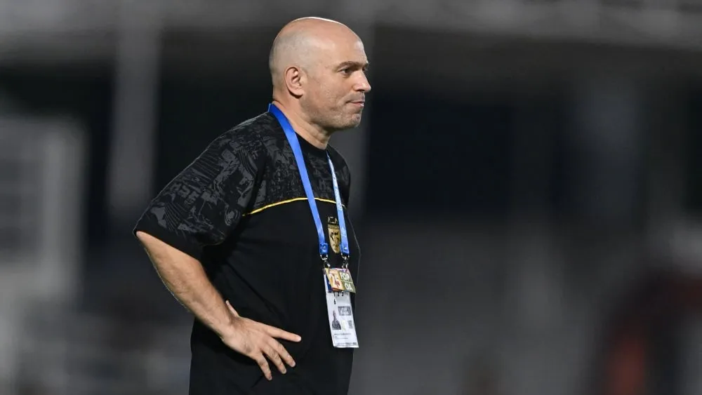 Bernardo Tavares Berupaya Tingkatkan Mental Persebaya Jelang Laga Melawan Persita - sumber: (ileagueid)