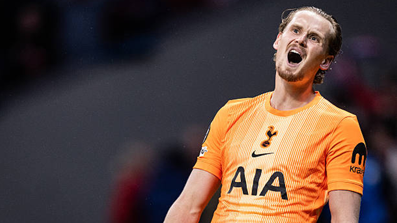 Dapat Dukungan Fans Tottenham Usai Blunder, Antonin Kinsky Berterima Kasih