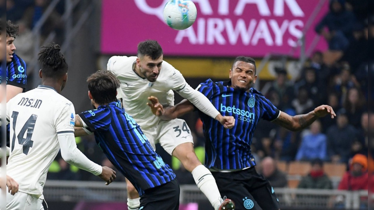 Defender Lazio Jadi Rebutan Milan dan Atletico Madrid