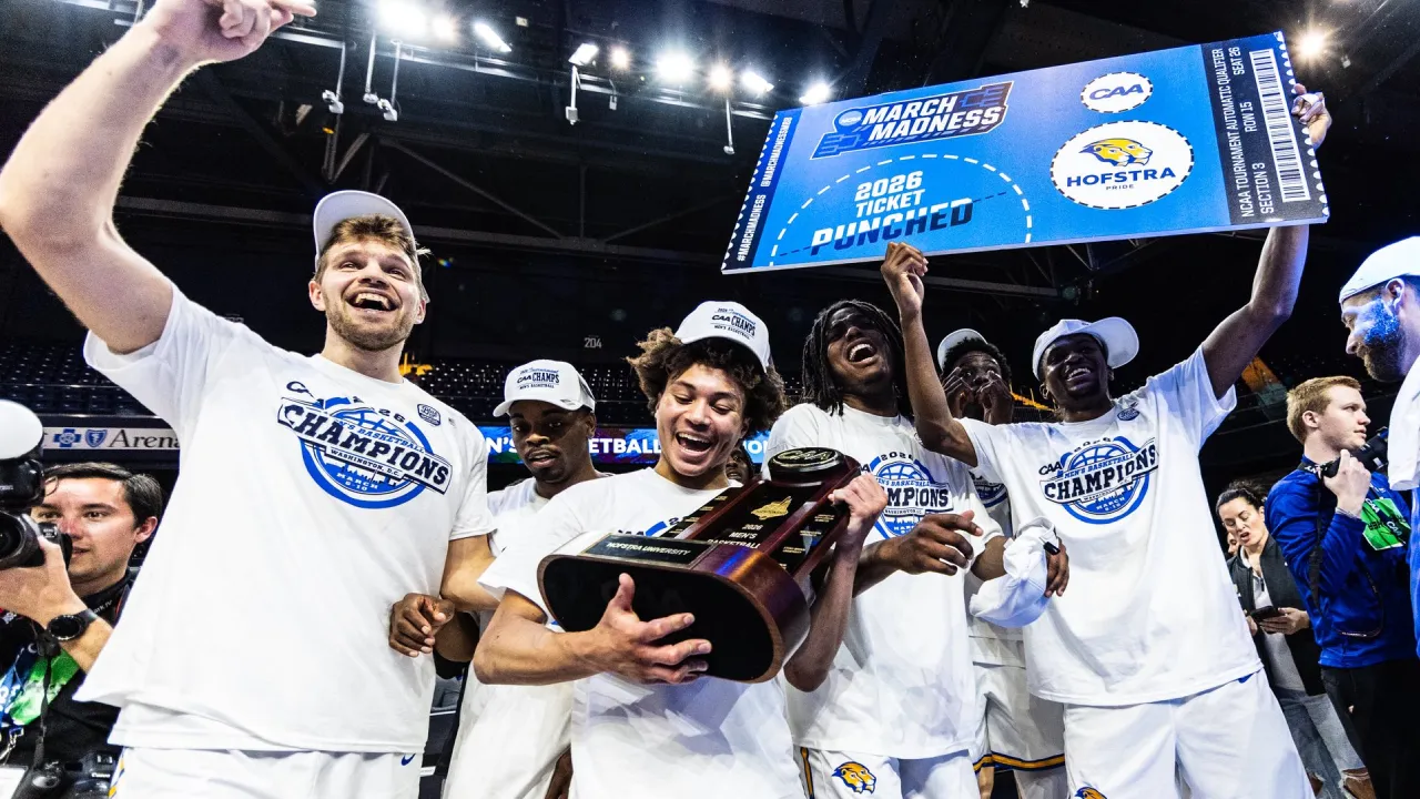 Kemenangan tersebut mengakhiri penantian panjang Hofstra Pride yang terakhir kali tampil di NCAA Division I Men's Basketball Tournament pada 2001. (Foto: AP)