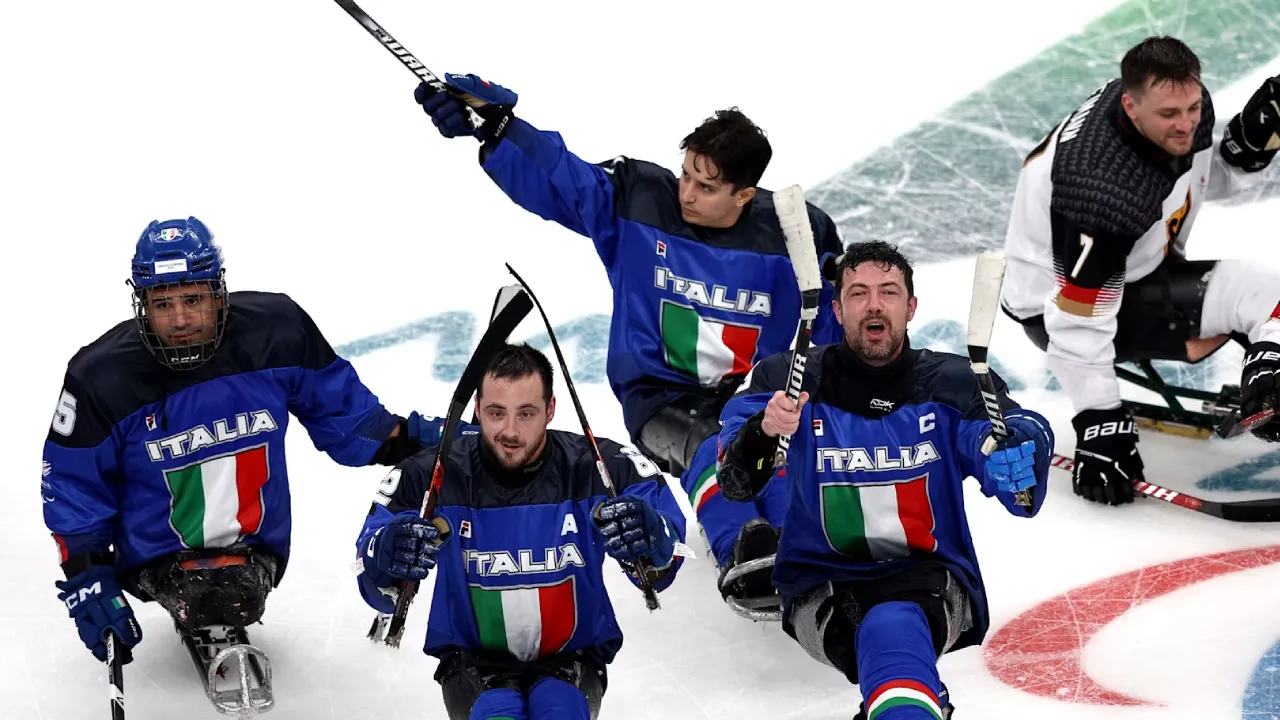 Para pemain para hoki es Italia melakukan selebrasi setelah memastikan kemenangan atas Jerman di Paralimpiade Musim Dingin Milan-Cortina 2026. (Foto: AP)