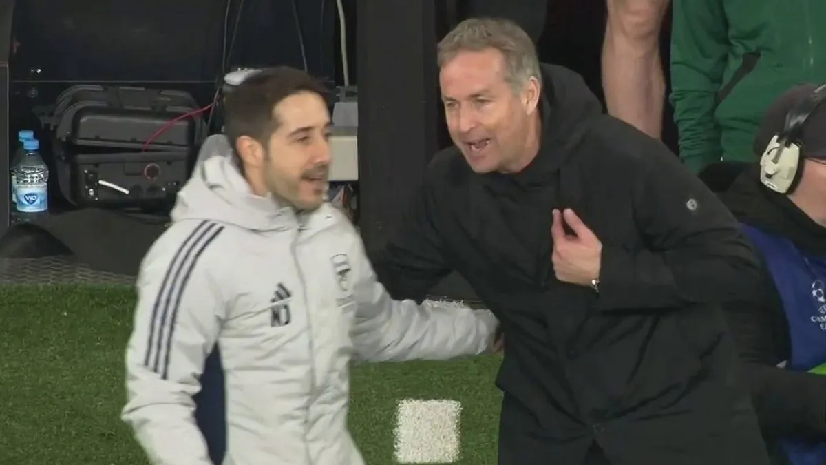 Jover dan Hjulmand Terlibat Perdebatan di Pinggir Lapangan - sumber: (footballlondon)