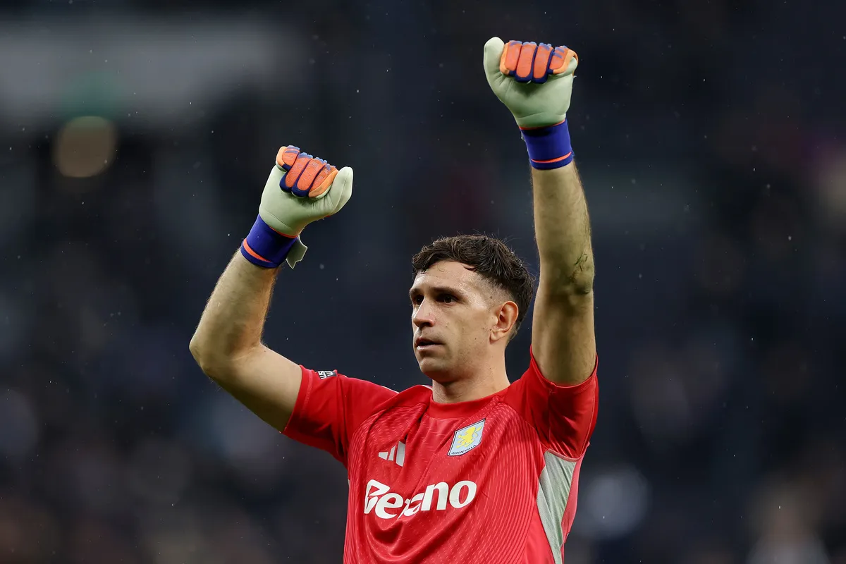 Juventus Siapkan Tawaran untuk Emiliano Martinez, Libatkan Douglas Luiz - sumber: (footballitalia)