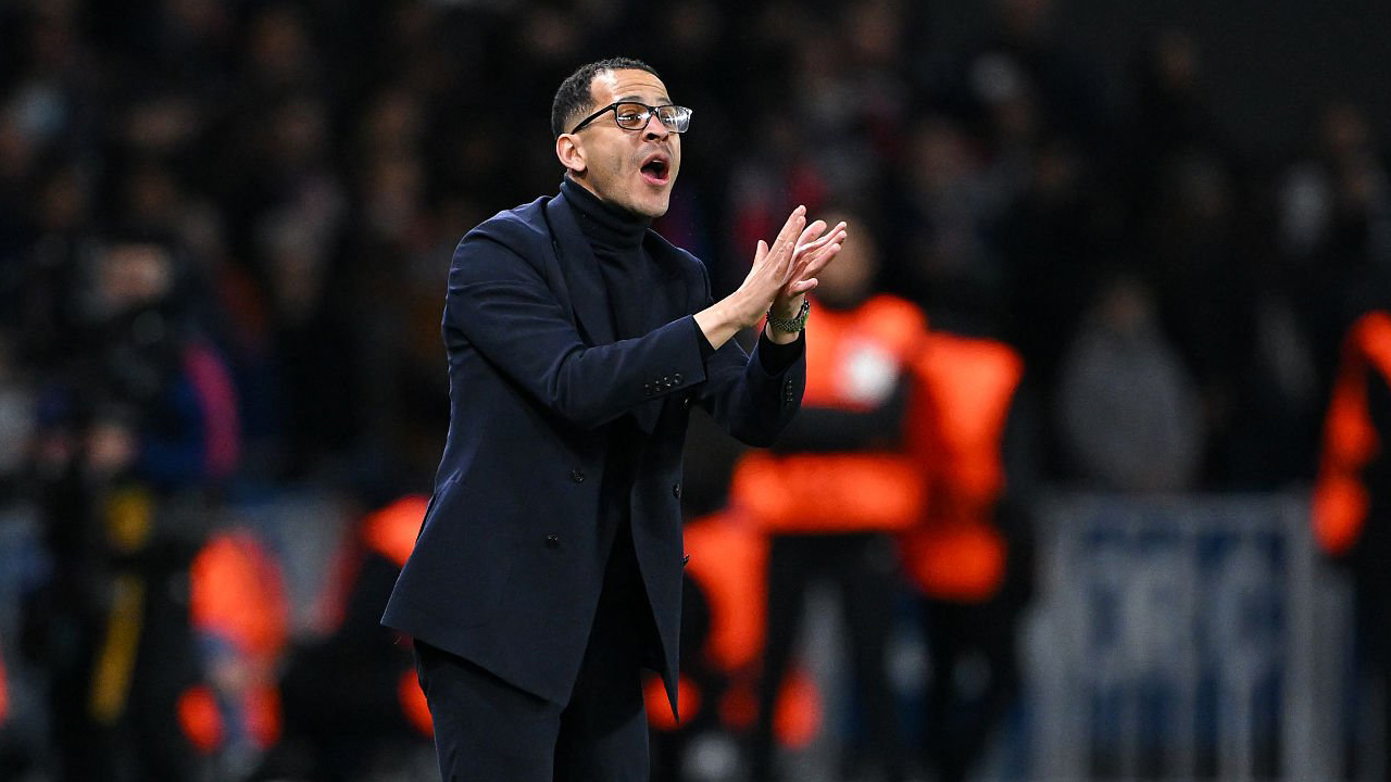 Kalah Telak di Paris, Liam Rosenior Tegaskan Chelsea Belum Menyerah