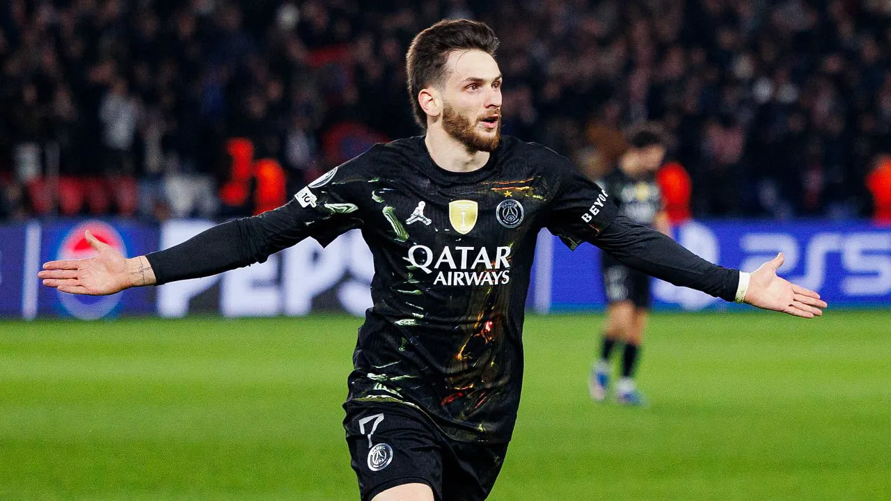 Khvicha Kvaratskhelia Akui Bahagia Bantu PSG Kalahkan Chelsea
