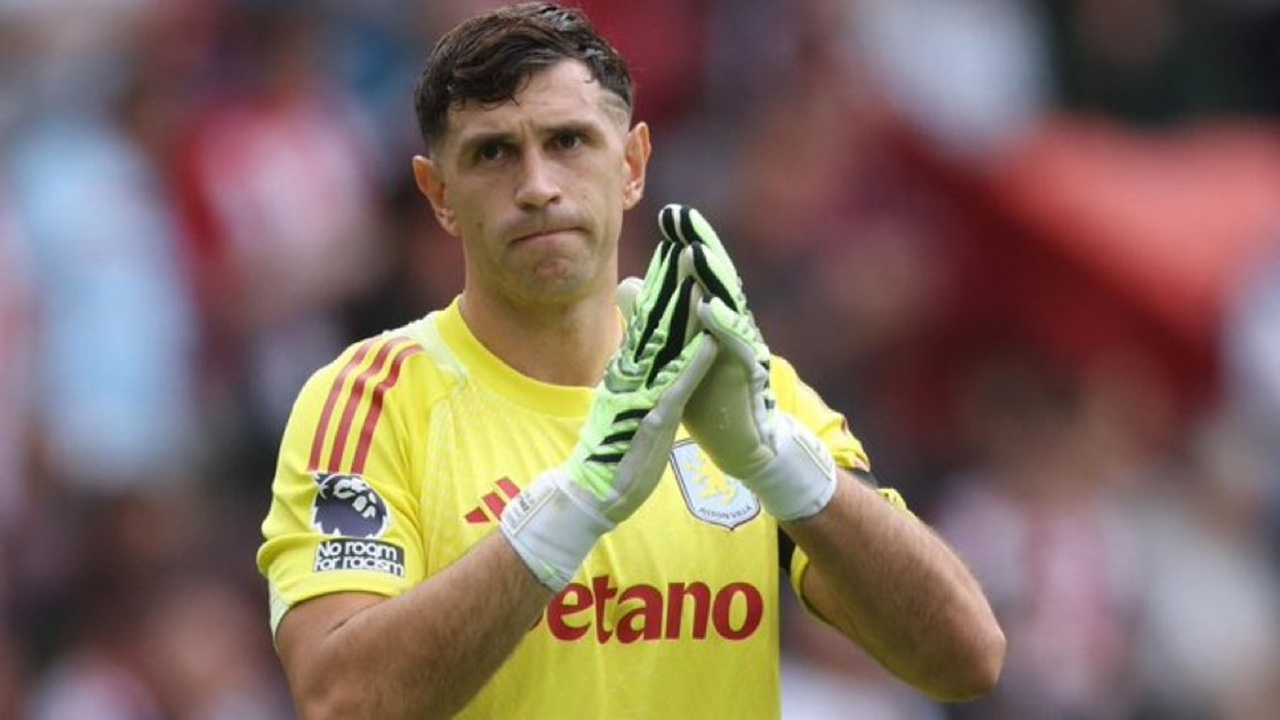 Nama Emiliano Martinez Mencuat dalam Bursa Calon Kiper Juventus