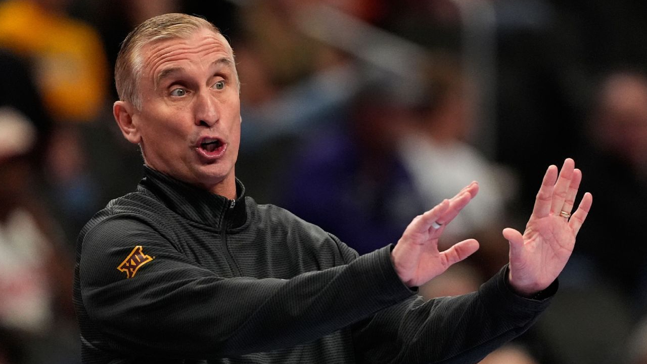 Pelatih Arizona Bobby Hurley Buka-bukaan ke Pemain soal Rumor Masa Depannya