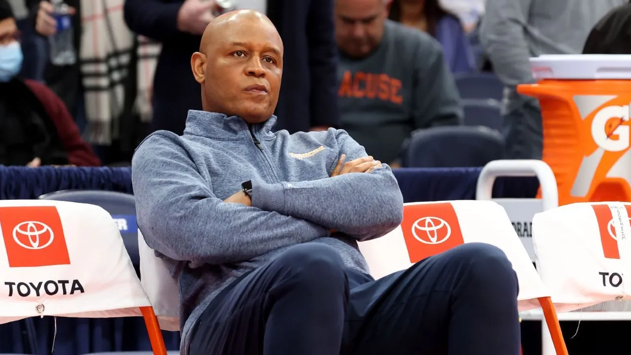 Adrian Autry mencatat rekor 49 kemenangan dan 48 kekalahan selama tiga musim melatih, tanpa sekalipun membawa Syracuse ke turnamen NCAA. (Foto: AP)