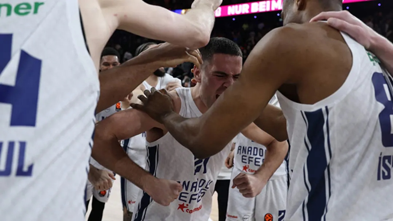 Cole Swider Antarkan Anadolu Efes Menang Atas Bayern Munich