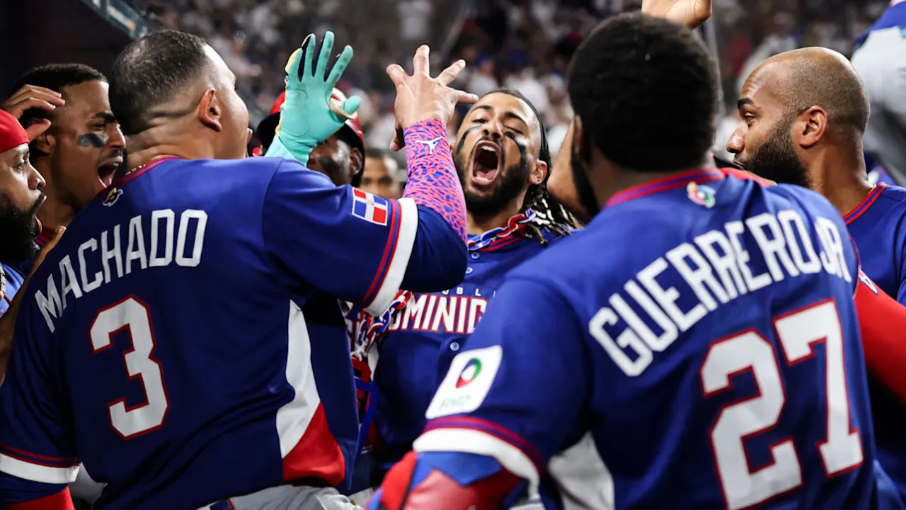 Para pemain Republik Dominika melakukan selebrasi setelah pertandingan melawan Venezuela dan memastikan langkah ke perempat final World Baseball Classic 2026. (Foto: AP)