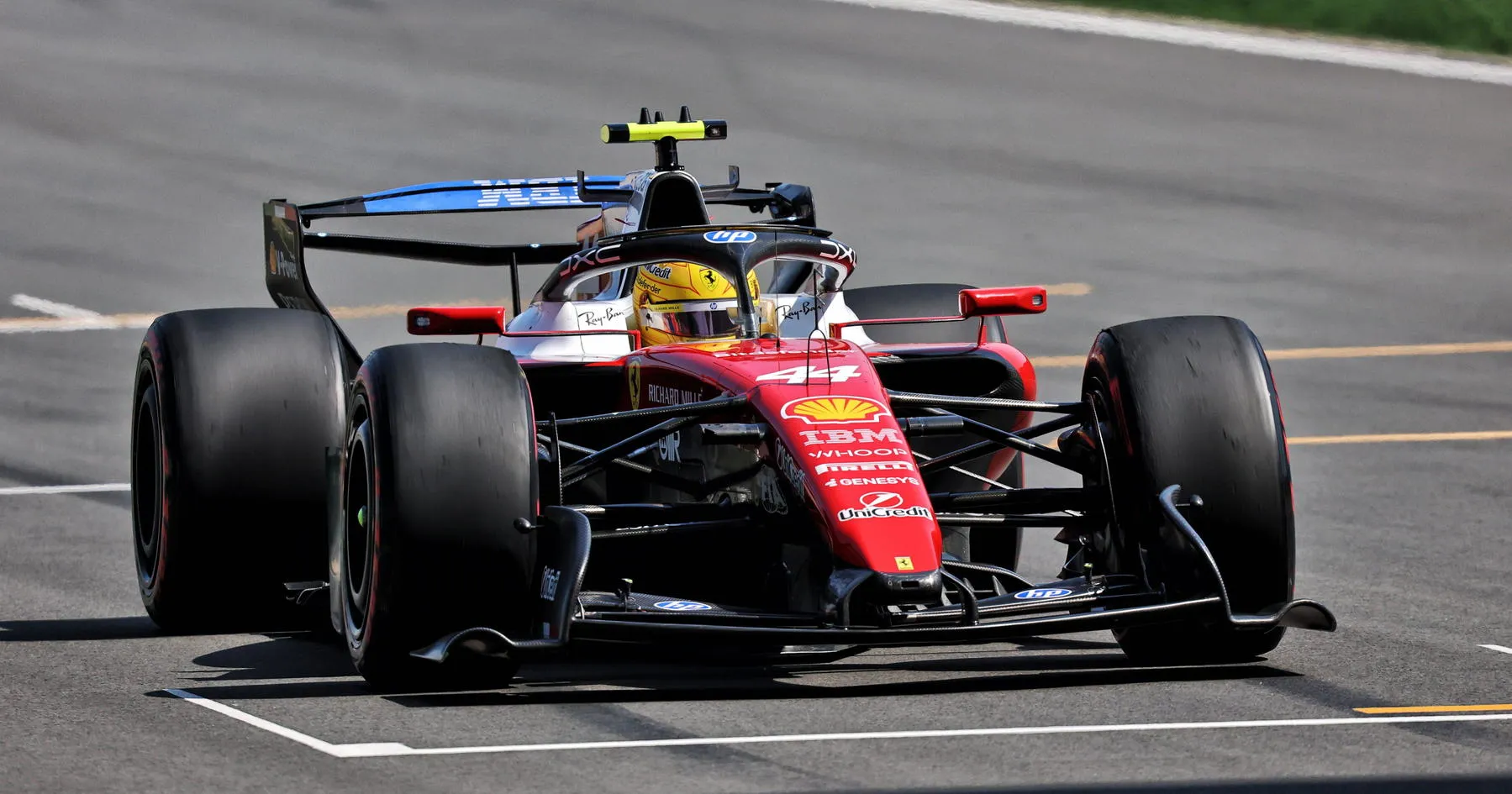 Hamilton Bingung dengan Keputusan Ferrari Soal Sayap Belakang - sumber: (racingnews365)