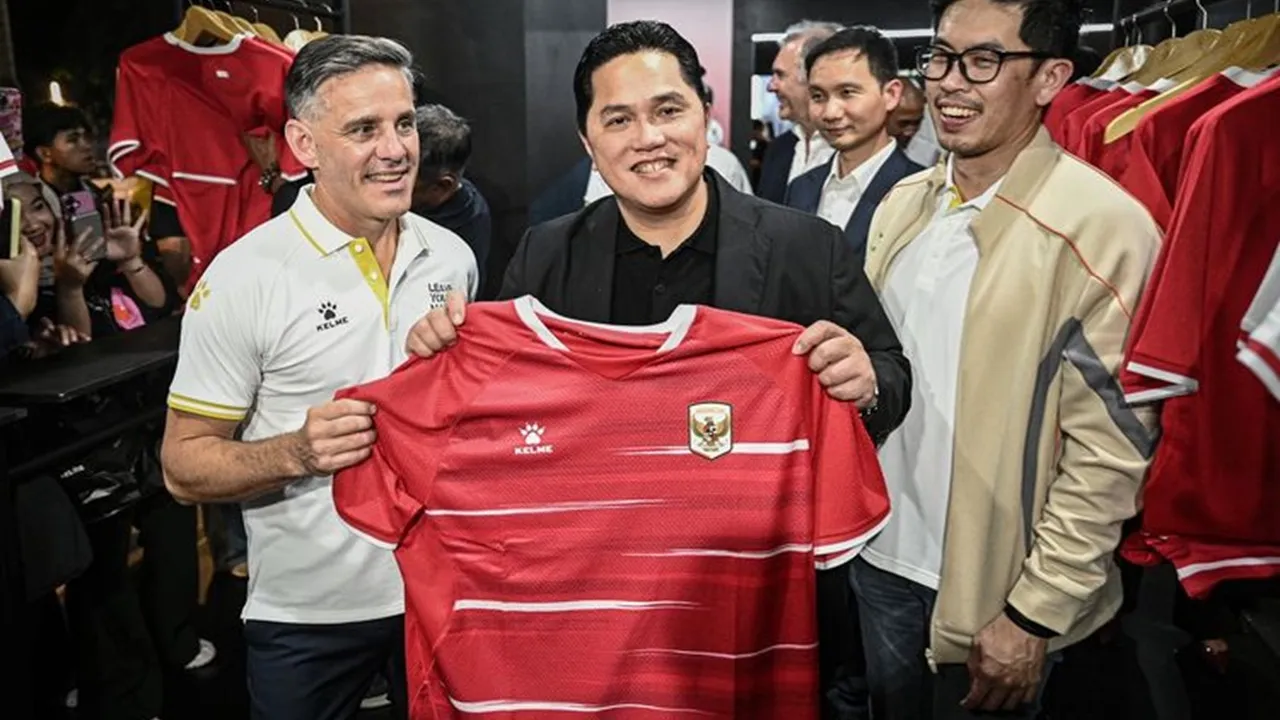 John Herdman dan Erick Thohir memperkenalkan jersey baru Timnas Indonesia