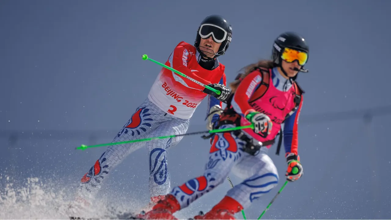 Marek Kubacka (kiri) beraksi bersama pemandunya, Maria Zatovicova. (Foto: AP)