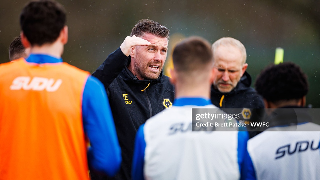 Rob Edwards Akui Musim Wolves Berantakan, Siap Rombak Skuad