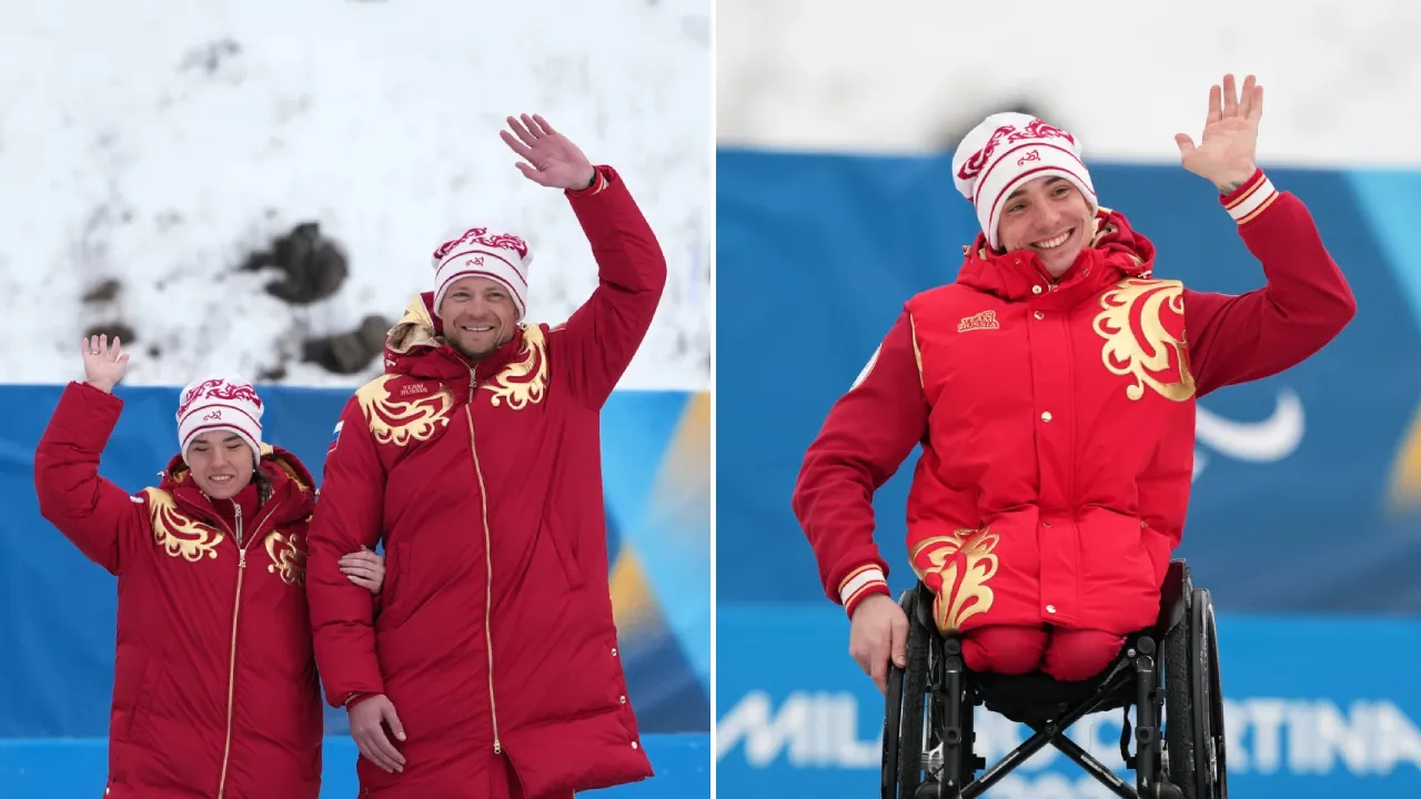 Atlet Rusia Ivan Golubkov (kanan) dan Anastasiia Bagiian beserta pemanduanya merayakan sukses mereka meraih emas di atas podium Paralimpiade Musim Dingin 2026. (Foto: AP)