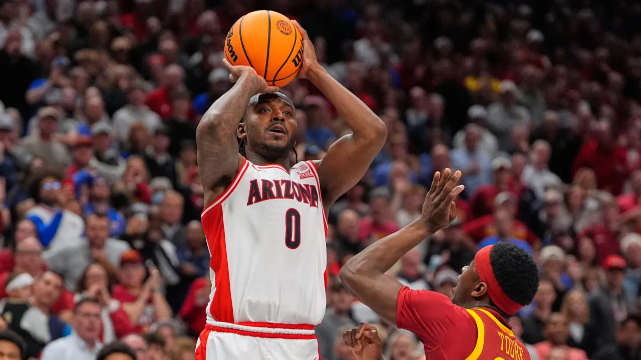 Jaden Bradley melepaskan tembakan penentu kemenangan saat Arizona Wildcats meraih kemenangan dramatis 82-80 atas Iowa State Cyclones. (Foto: AP)