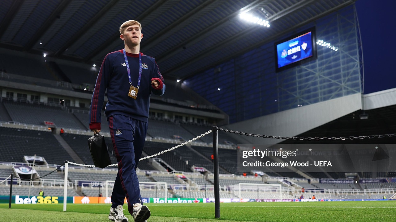 Eddie Howe Berharap Lewis Hall Bertahan Lama di Newcastle