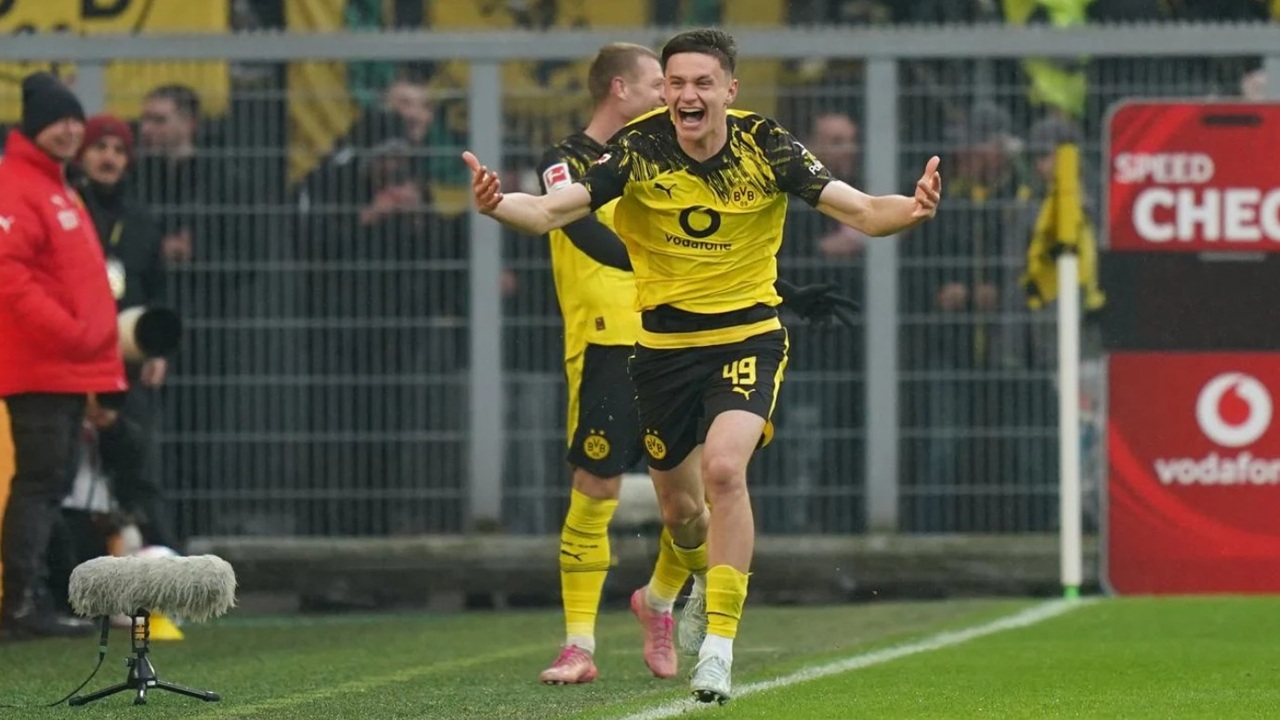 Luca Reggiani Cetak Gol Debut, Borussia Dortmund Hajar FC Augsburg 2-0