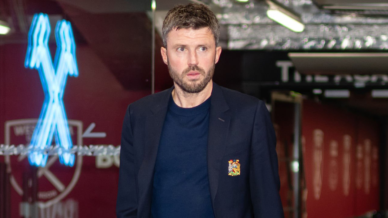 Michael Carrick Buka Suara Soal Unggahan Kontroversial Paul Scholes
