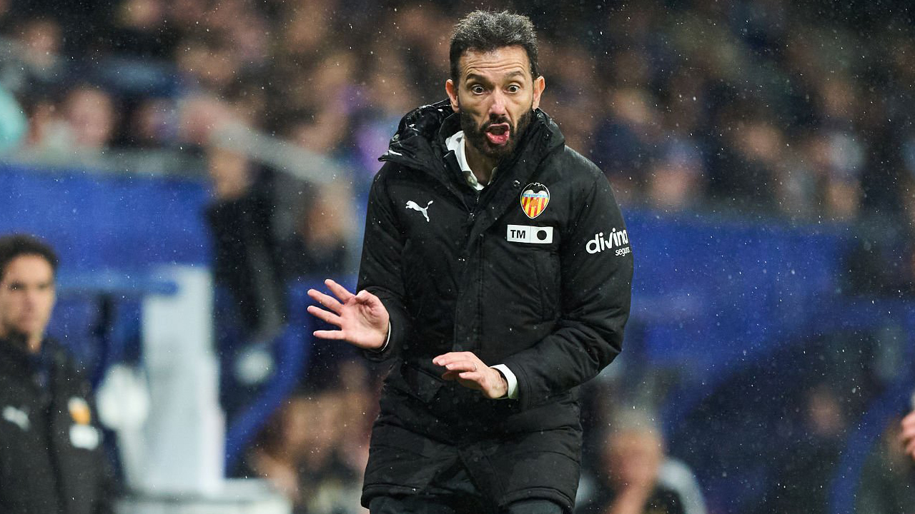 Carlos Corberan Ungkap Sebab Kekalahan Valencia dari Real Oviedo