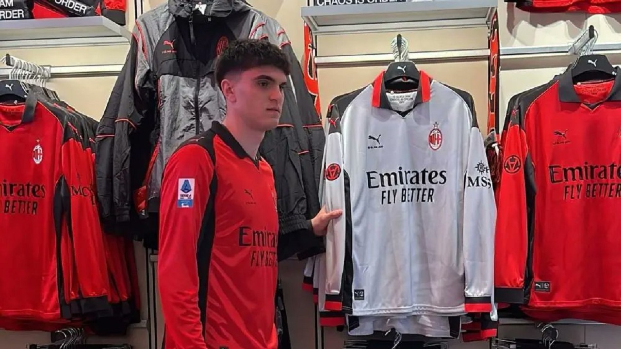 Davide Bartesaghi Jadi Bintang Utama Jumpa Fans di Via Dante