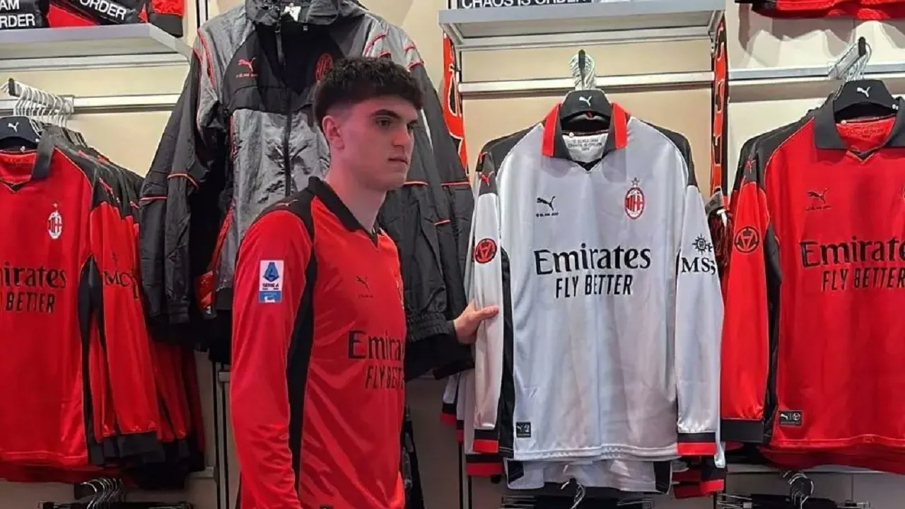 Davide Bartesaghi Jadi Bintang Utama Jumpa Fans di Via Dante