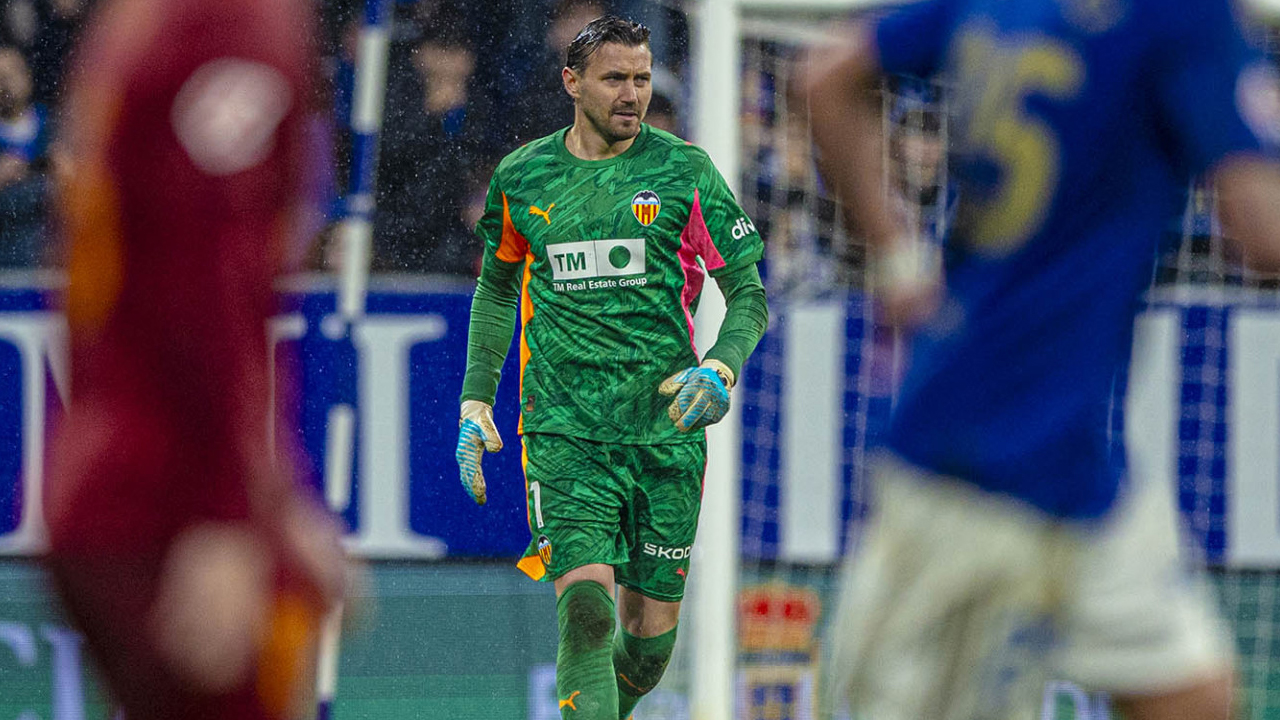 Kekalahan Valencia Diakui Stole Dimitrievski Akibat Kurangnya Konsentrasi