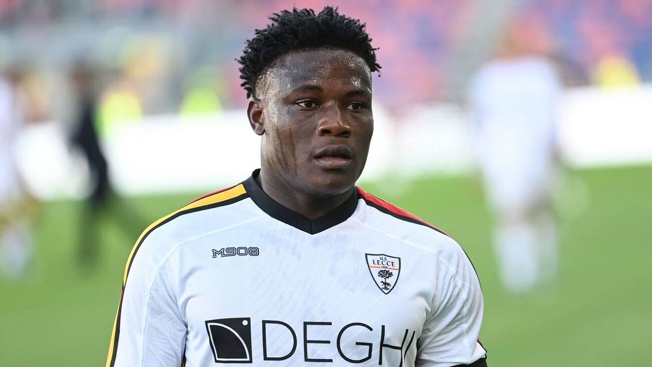 Lecce Kalah Tipis di Naples, Lameck Banda Kolaps di Tengah Lapangan