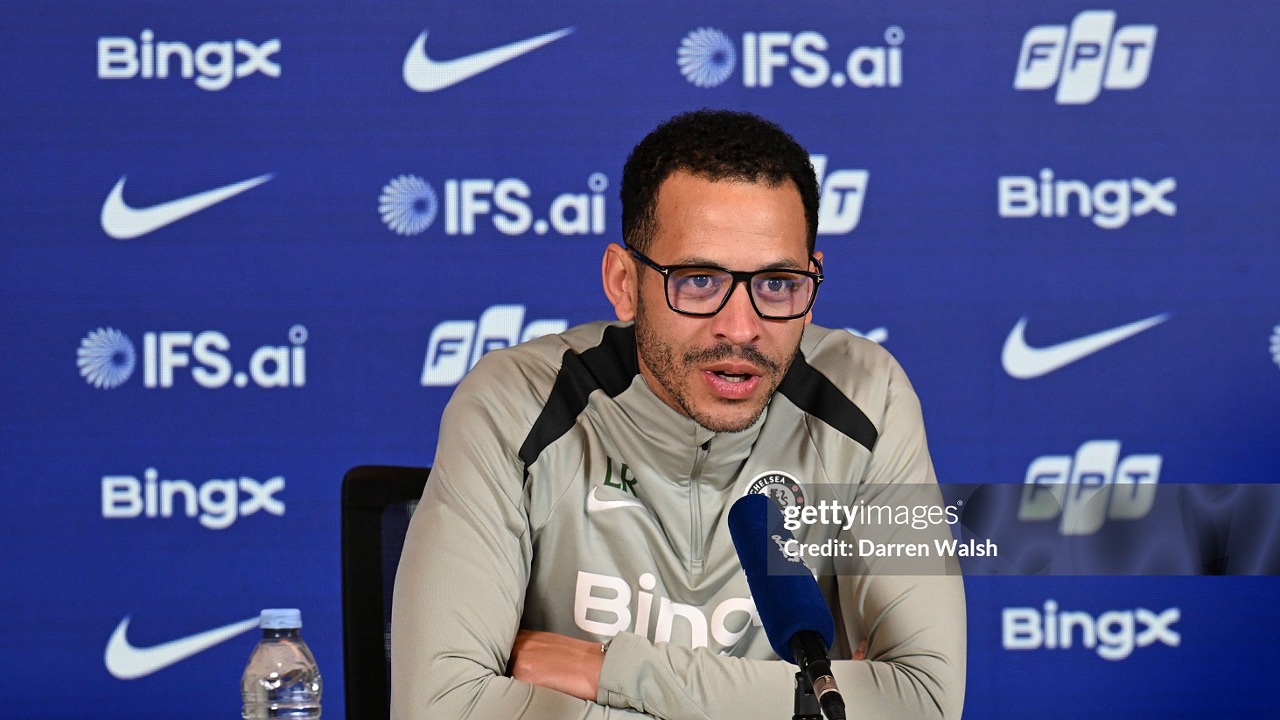 Liam Rosenior Soroti Mentalitas Chelsea Usai Kalah dari Newcastle