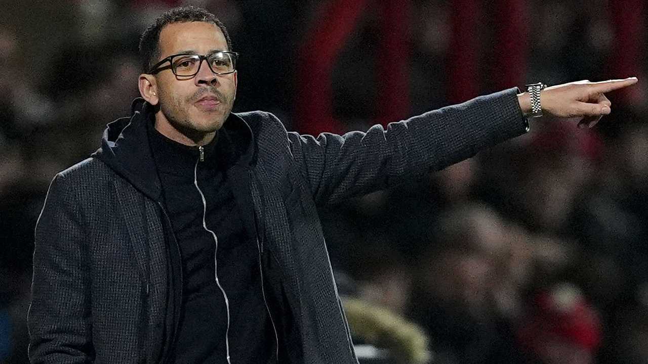 Liam Rosenior Tegaskan Chelsea Belum Menyerah Kejar Empat Besar