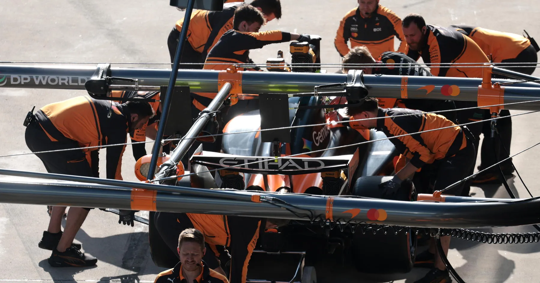 McLaren Minta Maaf dan Selidiki Masalah Ganda di GP China - sumber: (racingnews365)