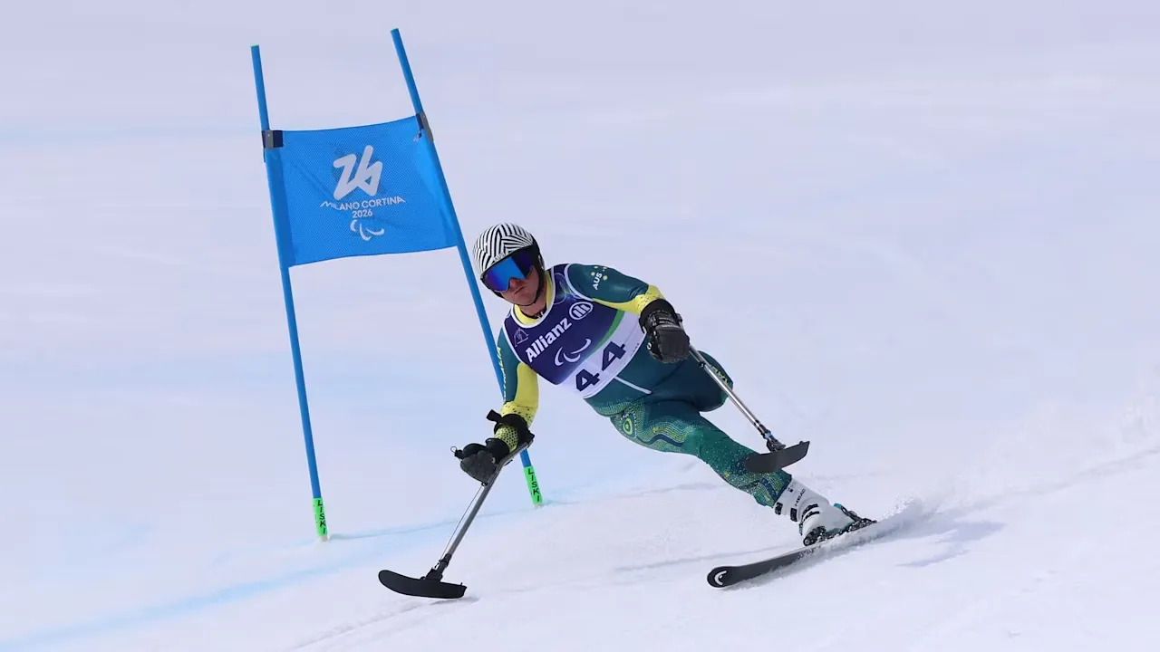 Michael Milton, yang kini mendekati usia 53 tahun, mengikuti nomor Para Alpine ski kategori standing di Cortina d’Ampezzo. (Foto: AP)