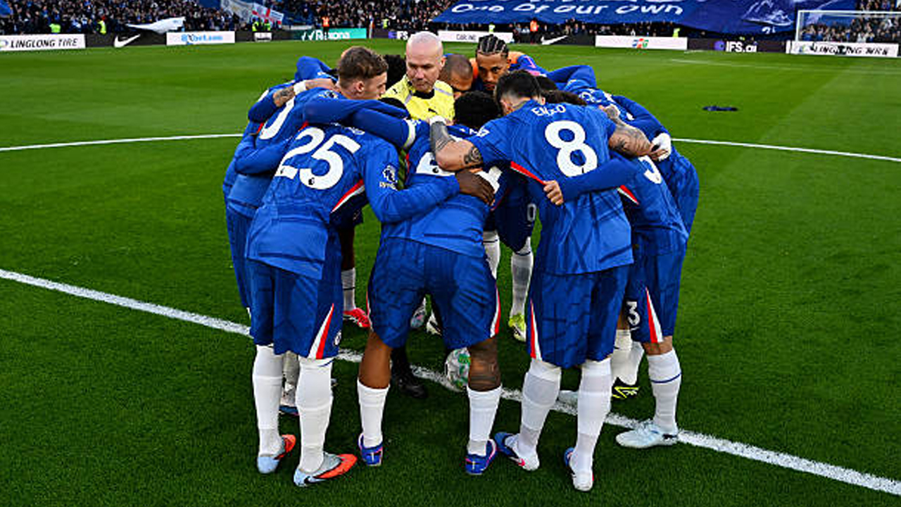 Paul Tierney Jadi Sorotan Usai Dikerumuni Pemain Chelsea Sebelum Kick-off