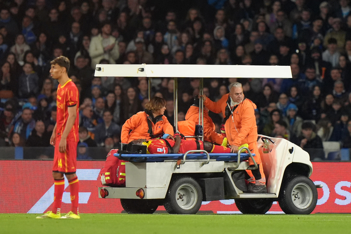 Pertandingan Napoli vs Lecce Terguncang: Insiden Pingsannya Banda